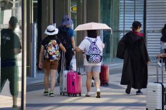 <b>价格不等、“快速游玩”服务名不副实，</b>